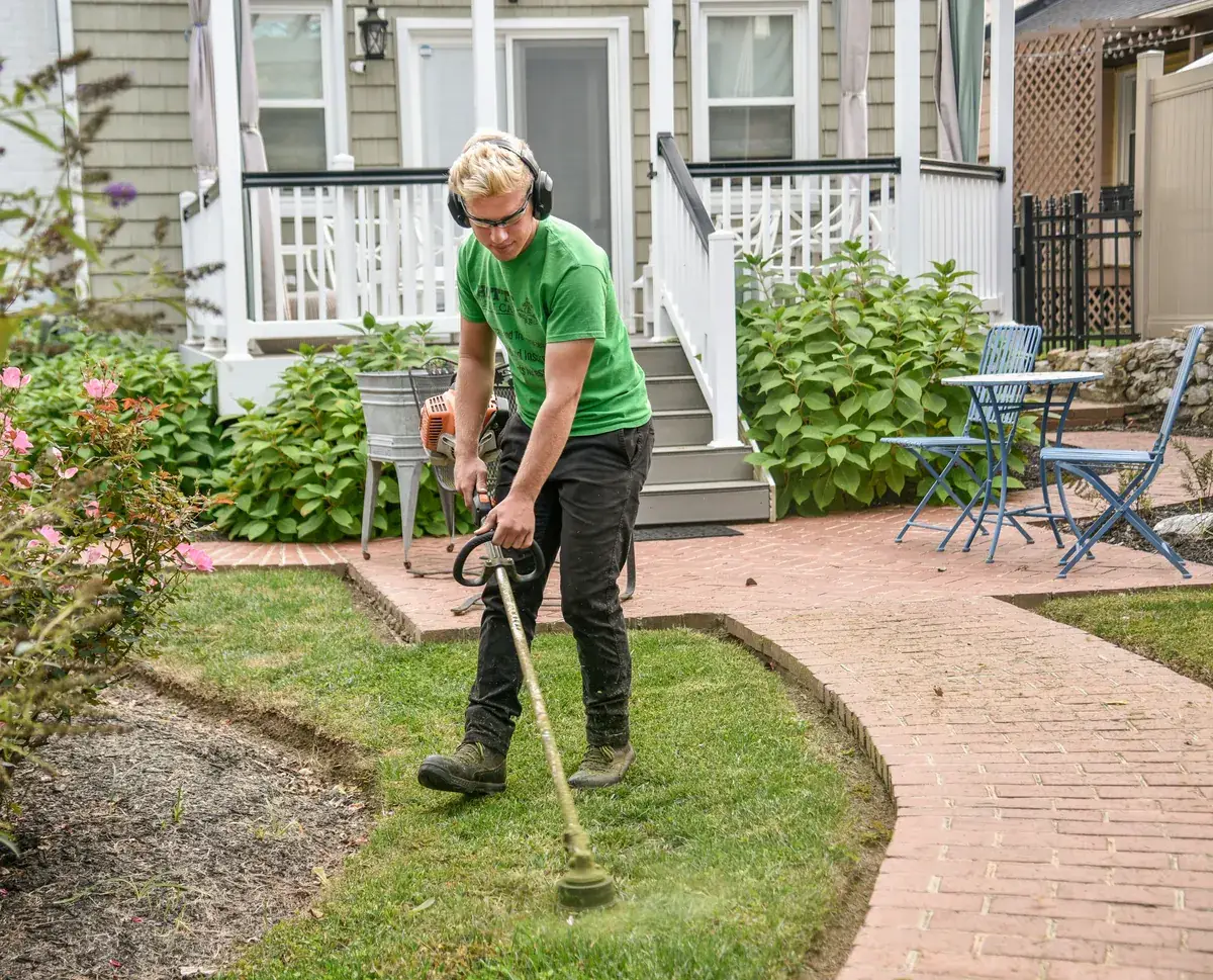 Jardinero profesional trabajando en una zona verde comunitaria