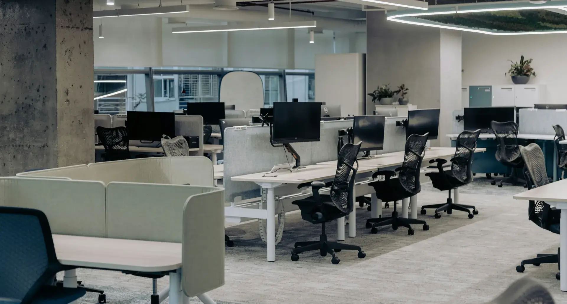 Oficina diáfana moderna, limpia y ordenada antes de la jornada laboral